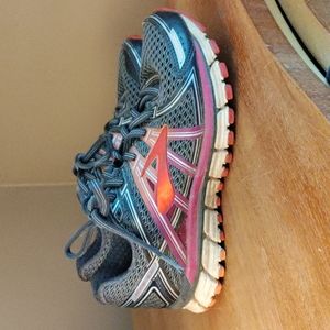 Women's Brooks sneakers 6M